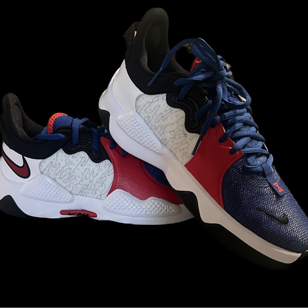 PG 5
WHITE/UNIVERSITY RED-RUSH BLUE
BLANC/UNIVERSITE ROUGE BRAND NEW